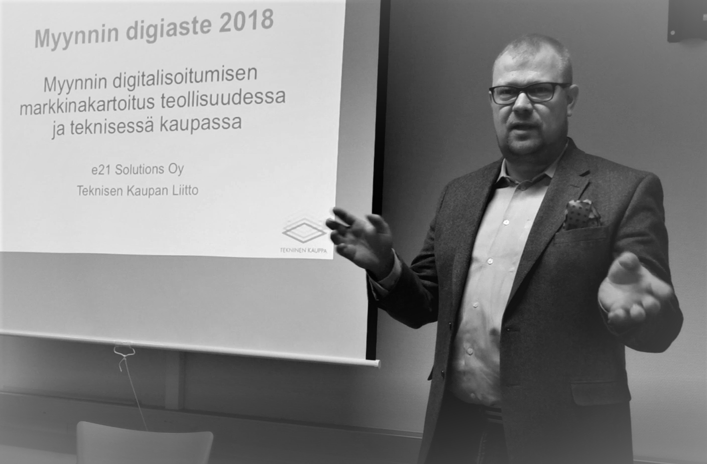 Marko Rautakoura alustaa Teknisen kaupan aamiaistilaisuutta 8.2.2018 e21 Solutions
